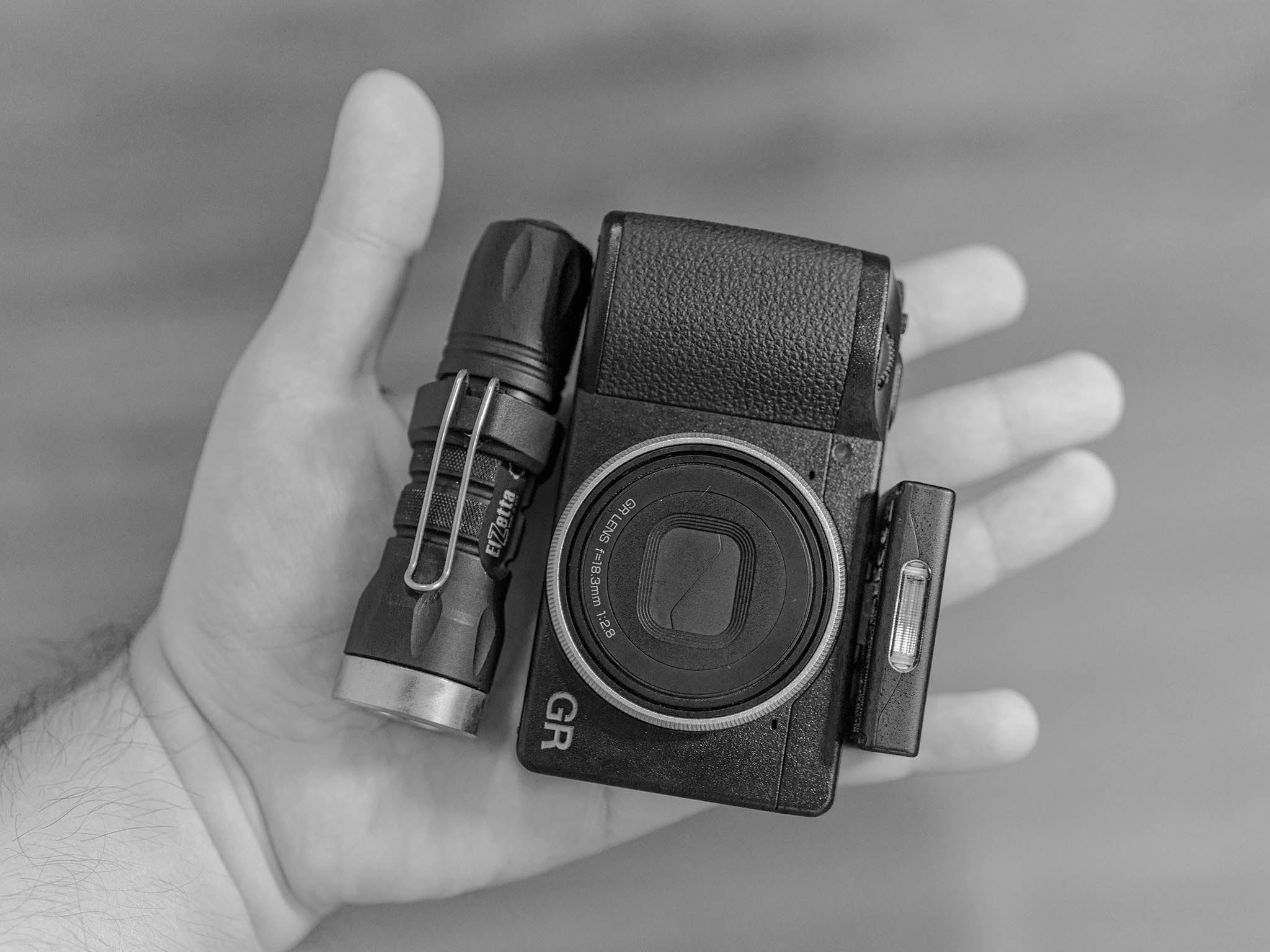 ricoh griv và đèn pin elzetta alpha